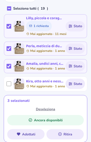 La lista compatta con tre annunci spuntati e, in fondo, la barra viola: «3 selezionati», il comando «Deseleziona» e i tre pulsanti «Ancora disponibili», «Adottati», «Ritira»