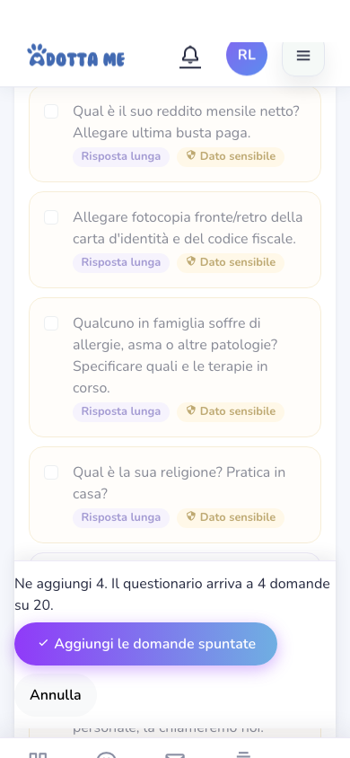 Quattro domande di fila con la casella vuota e il chip arancione Dato sensibile: reddito mensile netto con busta paga, fotocopia della carta d'identità, patologie e terapie in famiglia, religione praticata. In fondo la barra fissa conta «Ne aggiungi 4. Il questionario arriva a 4 domande su 20» accanto al pulsante Aggiungi le domande spuntate